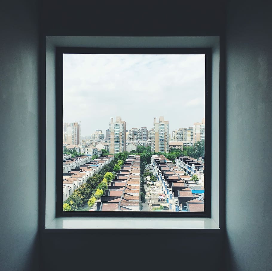 interior, fotografia, aberto, janela, foto, edifícios da cidade, quadro, Armação, quadrado, cobertura, telhado, Visão, arquitetura, estrutura construída, dentro de casa, transparente, vidro - material, cidade, construção, dia, céu, natureza, ninguém, paisagem urbana, nuvem - céu, olhando pela janela, árvore, forma, plantar, arranha-céu, exterior do prédio de escritórios, moldura da janela, 2K