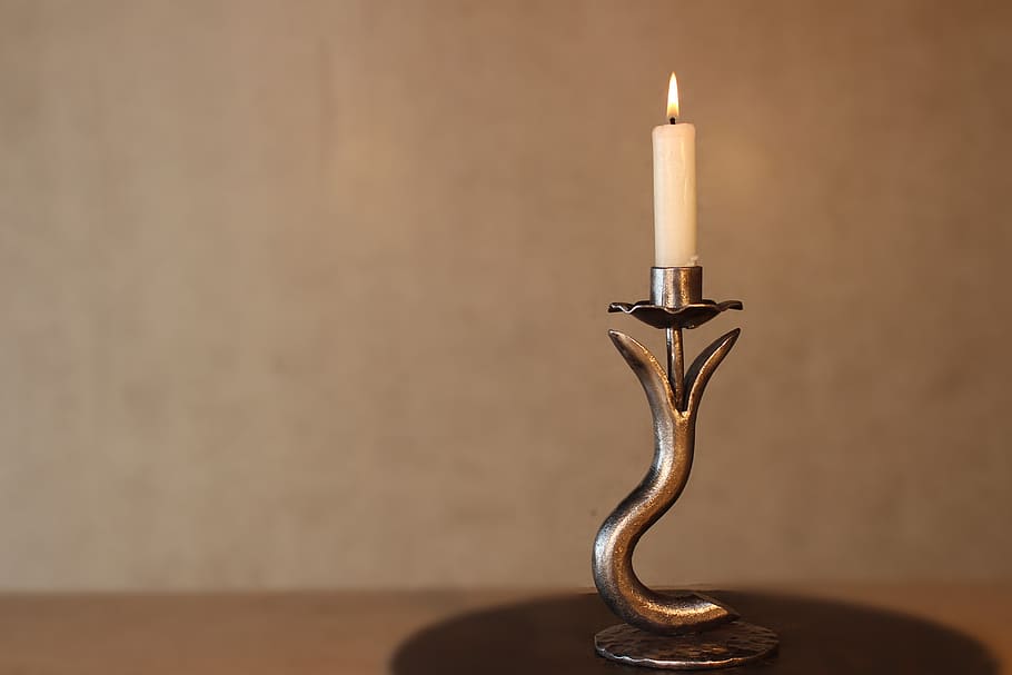 candelabro, metall, forja, patró, a l'interior, vela, flama, cremant, foc, cap gent, taula, titular de canelobres, primer pla, foc - fenomen natural, calor - temperatura, funció de construcció de parets, còpia espai, material de fusta, centrar-se en primer pla, il·luminat, tir de l'estudi, natura morta, equips d’il·luminació, antiguitat, llevataps, llum elèctrica, 5K