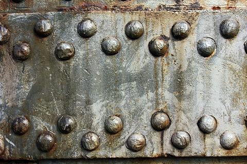 grigio, Marrone, superficie, tecnologia, connessione, risolvibile, rivetto, elemento della macchina, teste avvincenti, arrugginito, metallo, avvicinamento, sfondi, fotogramma intero, nessuno, vecchio, macchinario, intemperie, abbandonato, parte della macchina, corri giù, obsoleto, declino, il passato, giorno, modello, storia, industria, deterioramento, 5K, CC0, dominio pubblico, privo di copyright