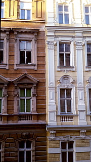 finestra, paret, façana, edifici, vell, arquitectura, casa, vidre, edifici antic, finestra de vidre, frontal, façana de la casa, viena, exterior de l'edifici, europa, estructura construïda, cap gent, dia, vista d’angle baix, barri residencial, marc complet, ciutat, a l'aire lliure, fons, història, llum solar, balcó, costat a costat, el passat, repetició, ornamentat, apartament, 4K, CC0, domini públic, lliure de regalies