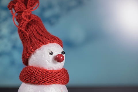 monigote de nieve, vistiendo, rojo, tejer, gorra, ilustración de escarpa, hombre de nieve, invierno, frío, estado animico, tarjeta postal, tarjeta de felicitación, nieve, figura, blanco, deco, Navidad, invernal, cara, decoración, gracioso, icono de invierno, bufanda, bola de nieve, saludo de navidad, entretenimiento, fresco, nariz, ojos, punto, sintió, gitano, artesanía, fondo, representación, temperatura fría, sombrero, de cerca, Arte y artesanía, centrarse en primer plano, lana, nadie, juguete, textil, ropa, arte, sombrero tejido, representación humana, solo objeto, ropa de abrigo, 4K, CC0, dominio público, libre de derechos
