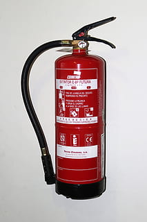 extincteur d'incendie, pare-feu, Sécurité, Feu, mur, la prévention, La technologie, rouge, production de carburant et d'électricité, la communication, prise de vue en studio, câble, équipement d'urgence, accidents et catastrophes, lien, texte, à l'intérieur, personne, fermer, construction de murs, combustibles fossiles, fond blanc, objet unique, électricité, 5K, CC0, domaine public, libre de droits