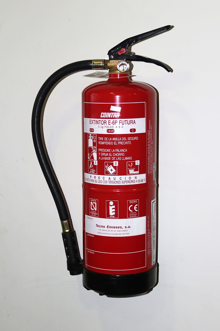 extintor, foc, paret, seguretat, foc, paret, prevenció, tecnologia, vermell, generació de combustible i energia, comunicació, tir de l'estudi, cable, equips d’emergència, accidents i desastres, connexió, text, a l'interior, cap gent, primer pla, funció de construcció de parets, combustibles fòssils, fons blanc, sol objecte, electricitat, 5K