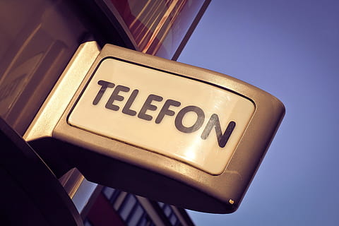 Schild, Telefon, Hinweis, Kommunikation, Anzeige, Anruf, klassisch, Telefonhaus, Apotheke, Telefonzelle, Münztelefon, unmodern, alt, Telefonsystem, Jahrgang, Verbindung, veraltet, miteinander reden, Telefonleitung, Text, Blau, westliche Schrift, farbiger Hintergrund, goldfarben, Gelb, keine Leute, Studioaufnahme, drinnen, einzelnes Objekt, Nahansicht, Finanzen, Geschäft, Reichtum, Gold, Zeichen, die Medien, globale Kommunikation, Konsumismus, 4K, CC0, gemeinfrei, lizenzfrei