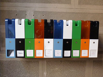 caixa de correio, postar, mandar, multi colorido, escolha, dentro de casa, em uma sequência, variação, ninguém, arranjo, lado a lado, grande grupo de objetos, roupas, ordem, fechar-se, ainda vida, recurso de construção de parede, cor verde, grupo de objetos, coleção, dia, o negócio, 4K, CC0, domínio público, royalty free
