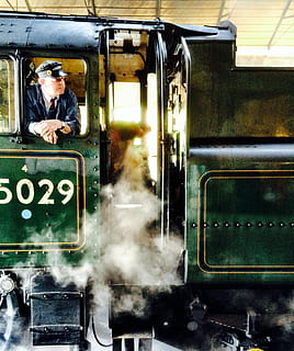 trein, stoommachine, motor, spoorweg, locomotief, vervoer, reizen, vervoer-, wijnoogst, het spoor, zwart, retro, spoor, antiek, rook, staal, steenkool, wiel, historisch, ijzer, macht, voertuig, station, geschiedenis, metaal, vracht, passagier, weg, platform, nostalgie, industrie, oud, stoom-, wijze van transport, echte mensen, trein - voertuig, spoor transport, openbaar vervoer, landvoertuig, mannen, mensen, bezetting, volwassen, communicatie, buitenshuis, rook - fysieke structuur, werkend, dag, tekst, venster, 2K, CC0, publiek domein, royaltyvrij