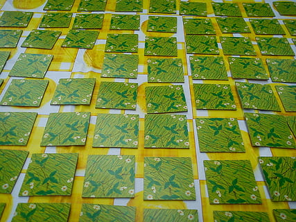 tarjetas de memoria, jugar, cuadrícula, memoria, tarjetas, verde, amarillo, arreglo, guardar en la lista, concentración, entrenamiento de la memoria, color verde, fotograma completo, antecedentes, nadie, abundancia, gran grupo de objetos, día, modelo, repetición, al aire libre, lado a lado, de cerca, vista de alto ángulo, orden, planta, arquitectura, estructura construida, en una fila, 2K, CC0, dominio público, libre de derechos