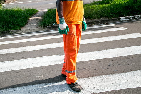 spazzatura, spazzino, collezione, guanti, scarpe, uniforme, strada, segnaletica stradale, cartello, marcatura, città, mezzi di trasporto, simbolo, attraversamento pedonale, una persona, giorno, attraversamento, sezione bassa, parte del corpo umano, strisce pedonali, parte del corpo, colore arancione, gamba umana, persone reali, all'aperto, arto umano, 2K, CC0, dominio pubblico, privo di copyright