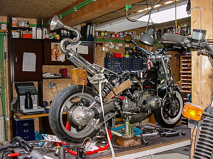 moto modificata, motociclo, tecnologia, laboratorio, ciclo del motore, BMW, riparazione, montaggio, veicolo a due ruote, artigianato, in casa, officina riparazioni auto, strumento di lavoro, mezzi di trasporto, parte della macchina, shopping, modo di trasporto, nessuno, macchinario, attrezzatura, ruota, grande gruppo di oggetti, piccola impresa, box auto, giorno, veicolo terrestre, bicicletta, negozio di riparazioni, negozio di biciclette, meccanico, 1080P, CC0, dominio pubblico, privo di copyright