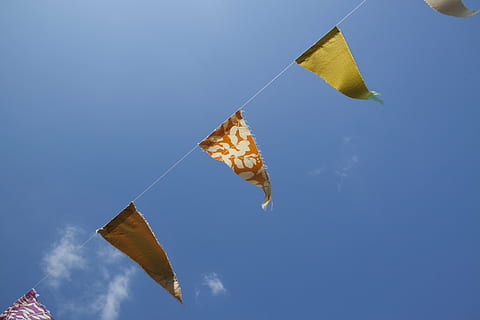 assorted-color bunting, klar, blå, himmel, dagtid, buntings, fortfarande, objekt, saker, flaggor, flaglets, banderitas, färger, grafik, trasa, natur, moln, drake - leksak, flygande, rörelse, papper, inget folk, dag, lagarbete, flyguppvisning, utomhus, hängande, sträng, lågvinkelvy, frihet, i luften, kopiera utrymme, moln - himmel, fritidsaktivitet, transport, traditionell festival, 4K, CC0, offentligt domän, royaltyfria