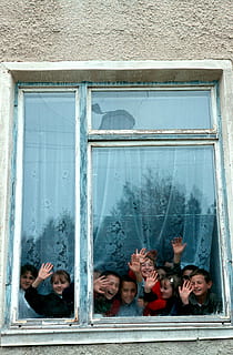 gruppo, bambini, interno, moldova, scuola, costruzione, finestra, ragazzi, ragazze, agitando, sorridente, persone, donne, esterno dell'edificio, architettura, giorno, persone reali, struttura costruita, vetro - materiale, gruppo di persone, uomini, maschi, adulto, ritratto, femmine, felicità, Inquadratura dal basso, giovane adulto, all'aperto, 2K, CC0, dominio pubblico, privo di copyright
