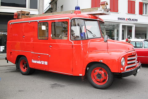brand, Old Timer, rood, brandweerwagen, auto, historisch, nostalgisch, oud, zeldzaamheid, oldtimer auto, voertuigen, klassiek, automotive, vervoer, wijze van transport, stad, landvoertuig, straat, architectuur, buitenkant van het gebouw, redden, ingebouwde structuur, motorvoertuig, weg, geen mensen, buitenshuis, gezondheidszorg en medicijnen, stationair, dag, ongevallen en rampen, stadsleven, 4K, CC0, publiek domein, royaltyvrij