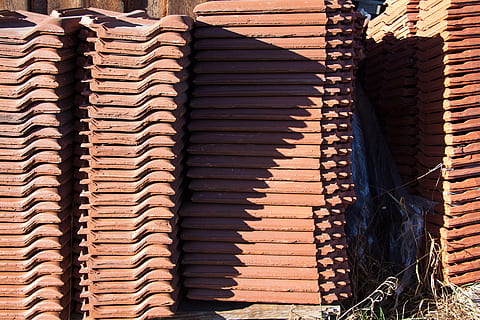murstein, flis, mønster, struktur, skygge, tekstur, bakgrunn, fond, byggemateriale, stable, stor gruppe gjenstander, ingen folk, overflod, takstein, dag, ordning, full ramme, på rad, gjentakelse, tak, sollys, brun, arkitektur, natur, høy vinkel visning, tre - materiale, utendørs, rekkefølge, 4K, CC0, offentlig domene, opphavsrett gratis