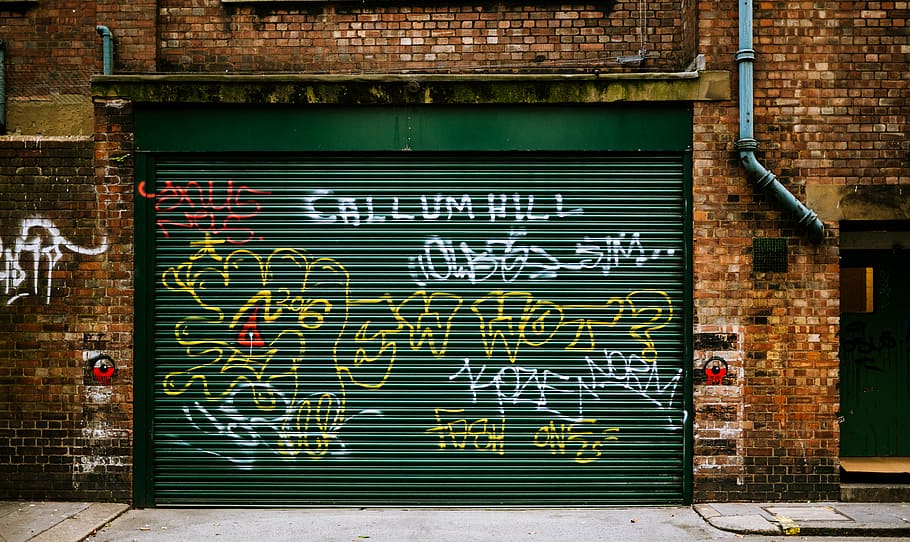 sportello verde, Callum, collina, spruzzato, nero, rullo, otturatore, memorizzare, chiuso, costruzione, struttura, parete, mattoni, al di fuori, marciapiede, graffiti, pubblico, testo, muro di mattoni, struttura costruita, architettura, nessuno, comunicazione, portone, giorno, esterno dell'edificio, mattone, caratteristica della parete, Entrata, sceneggiatura occidentale, porta, all'aperto, cartello, colore verde, legno - materiale, box auto, 4K