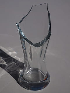 vidro, quebrado, afiado, cortar, apontou, quebra de vidro, tiro do estúdio, copo de bebida, comida e bebida, ninguém, bebida, fechar-se, vidro - material, transparente, mesa, dentro de casa, equipamento doméstico, ainda vida, refresco, agua, focar em primeiro plano, esvaziar, único objeto, frescura, louças, 4K, CC0, domínio público, royalty free