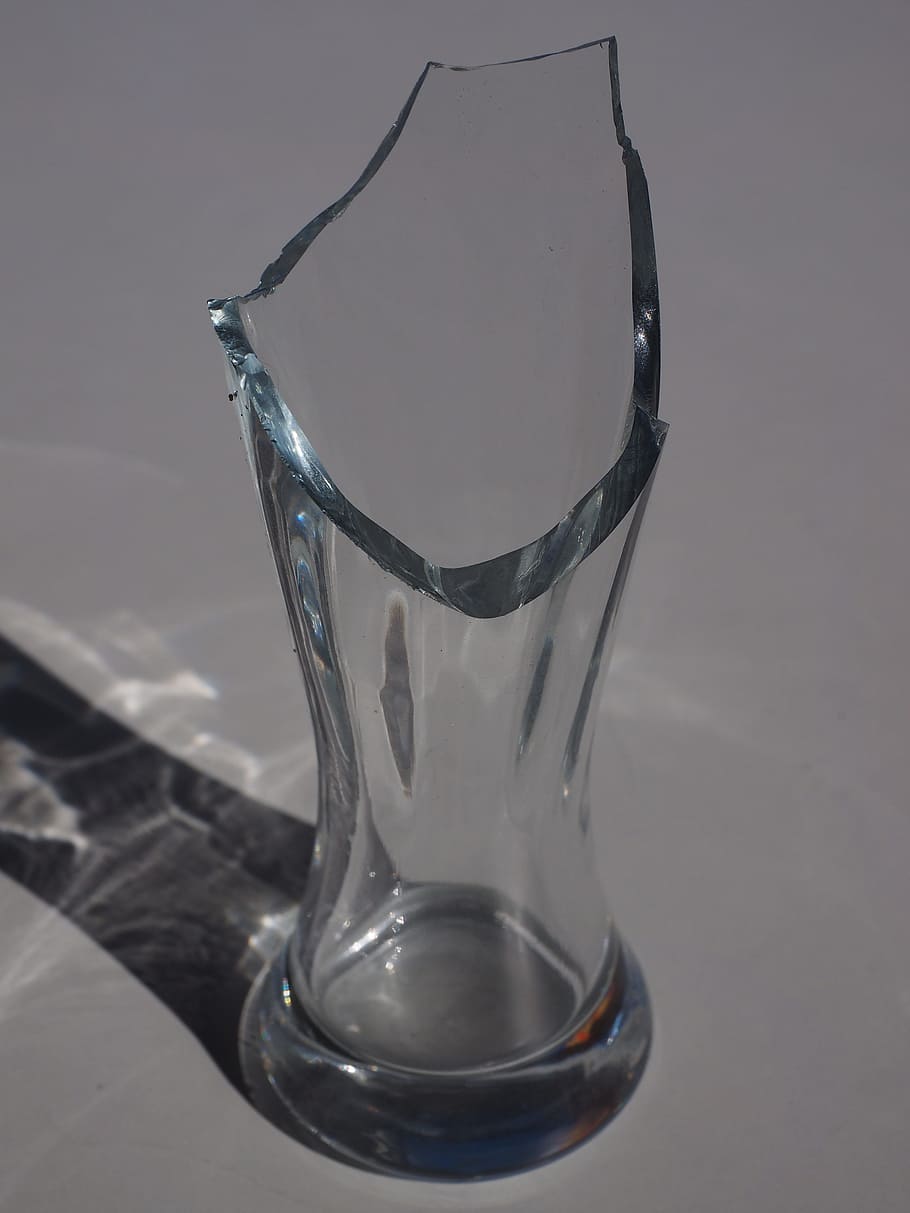 glas, gået i stykker, skarp, skære, spidst, glasbrud, studio skud, drikkeglas, mad og drikke, ingen mennesker, drikke, tæt på, glas - materiale, gennemsigtig, bord, indendørs, husholdningsudstyr, stilleben, forfriskning, vand, fokus på forgrunden, tom, enkelt objekt, friskhed, porcelæn, 4K