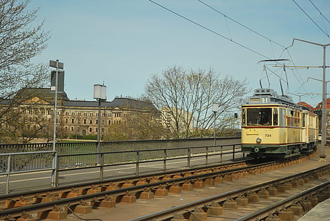 tramvai, dresden, știri, transport, transportul feroviar, urmări, transport public, mijloc de transport, arhitectură, tren, construită, tren - vehicul, Sina de cale ferata, natură, cablu, cer, exteriorul clădirii, copac, zi, electricitate, nici o persoana, vehiculul terestru, arbore gol, în aer liber, alimentare electrică, cale ferată, 4K, CC0, domeniu public, fără drepturi de autor