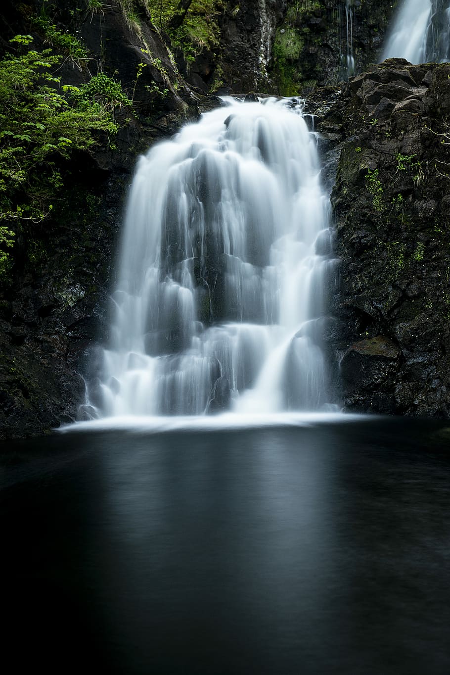cascada, marró, sòls, foto de cascades, llacuna, riu, corrent, bosc, naturalesa, aigua, exposició llarga, tropical, aigua llisa, fosc, lapse de temps, escenics - natura, moviment, bellesa a la natura, aigua que flueix, cap gent, rock, moviment borrós, rock - object, terra, sòlid, poder a la natura, escena no urbana, arbre, davant del mar, que flueix, a l'aire lliure, selva tropical, 5K