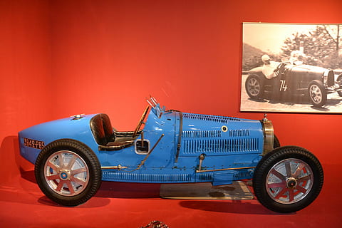 oldtimer, auto, muzeum, Červené, kolo, pneumatika, nikdo, sportovní závod, den, přeprava, způsob dopravy, pozemního vozidla, motorové vozidlo, uvnitř, stacionární, cestovat, hračka, retro stylu, nástěnný prvek, barevné pozadí, modrý, 4K, CC0, veřejná doména, bez autorských práv