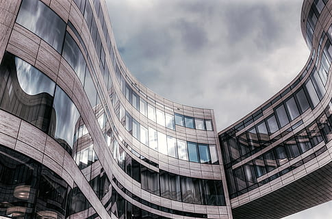 grigio, alto, edificio, Basso, fotografia ad angolo, fotografia di basso angolo, finestra di vetro, costruzione, alto edificio, angolo basso, fotografia, cielo, nube, facciata, curva, architettura, Londra, Inghilterra, scena urbana, struttura costruita, esterno dell'edificio, edificio per uffici, città, Inghilterra, UK, vetro - materiale, posto famoso, attività commerciale, moderno, grattacielo, paesaggio urbano, architettura ed edifici, città di Londra, vita di città, finestra, futuristico, all'aperto, Inquadratura dal basso, nuvola - cielo, nessuno, giorno, ufficio, edificio per uffici esterno, natura, luce del sole, 4K, CC0, dominio pubblico, privo di copyright