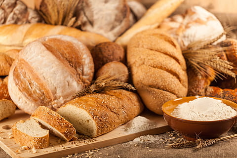 chleb pszeniczny, mąka, chleb, cukierek, placki, jedzenie i picie, jedzenie, pieczony, piekarnia, świeżość, sklep, bochen chleba, roślina zbożowa, zdrowe odżywianie, dobre samopoczucie, grupa obiektów, pełnoziarnisty, żadnych ludzi, zbliżenie, przyciąć, roślina, pszenica, brązowy, nasionko, francuskie jedzenie, organiczny, kok, węglowodan - rodzaj żywności, 5K, CC0, domena publiczna, darmowe zdjęcia