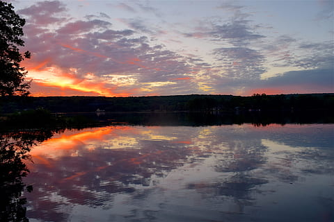 jezioro, zachód słońca, chmury, woda, niebo, krajobraz, Natura, odbicie, horyzont, światło słoneczne, wieczór, Wybrzeże, sceniczny, słońce, słoneczny, spokojny, na wolnym powietrzu, światło, zmierzch, spokojna, cichy, idylliczny, nad jeziorem, chmura - niebo, na dworze, spokój, piękno natury, scenics - natura, spokojna scena, kolor pomarańczowy, żadnych ludzi, nabrzeże, sylwetka, drzewo, scena pozamiejska, 4K, CC0, domena publiczna, darmowe zdjęcia
