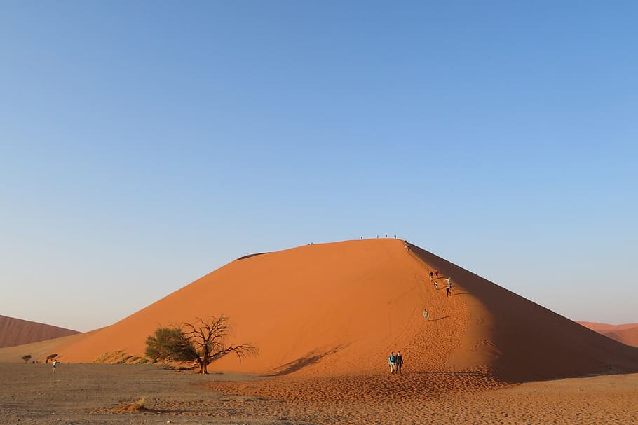 duna, 45, namibia, namib, desert, sorra, vermell, paisatge, doré, cel, blau, Àfrica, turisme, viatjar, exòtic, turó, naturalesa, escenics - natura, terra, duna de sorra, medi ambient, escena tranquil·la, destinacions de viatge, clima, escena no urbana, remot, tranquil·litat, bellesa a la natura, clima àrid, cap gent, a l'aire lliure, semiàrid, 5K
