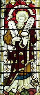 náboženský, mozaikové sklo dekor, moses, desatero, 10, nabídek, kostel, deset, okno, vitráže, okno kostela, vitráž, víra, gotický, bible, zákon, křesťanství, umění a řemesla, zastoupení, lidské zastoupení, nikdo, tvořivost, detail, den, vícebarevné, text, sdělení, uvnitř, mužská podobnost, stavba, vzor, architektura, řemeslo, západní skript, celý rám, ženská podobnost, nástěnný prvek, 2K, CC0, veřejná doména, bez autorských práv