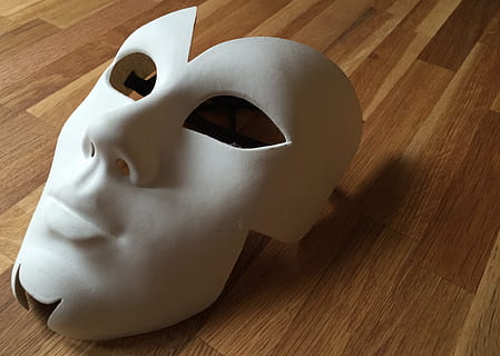 bianca, triturare, superiore, Marrone, di legno, superficie, maschera, strano, pannello, salvadanaio, legno - materiale, pavimento in legno, risparmi, in casa, nessuno, rappresentazione, rappresentazione umana, vista dall'alto, tavolo, arte e artigianato, natura morta, legna, avvicinamento, singolo oggetto, creatività, mestiere, travestimento, maschera - travestimento, buco, Colore bianco, venatura del legno, 2K, CC0, dominio pubblico, privo di copyright