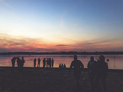 persone, parte anteriore del corpo, acqua, gruppo, in piedi, sabbia, vicino, corpo, tramonto, crepuscolo, cielo, nuvole, spiaggia, lago, notte, sera, amici, grande gruppo di persone, silhouette, natura, mare, bellezza nella natura, all'aperto, gruppo di persone, persone reali, terra, folla, uomini, colore arancione, attività di svago, stili di vita, donne, 1080P, CC0, dominio pubblico, privo di copyright