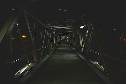 šedý betonový most, fotografování, most, v noci, struktura, temný, noc, architektura, cesta vpřed, směr, stavba, perspektiva, svítí, uvnitř, nikdo, osvětlovací zařízení, prázdný, spojení, zábradlí, kov, přeprava, bod zmizení, světlo, pěšina, lávka, světlo na konci tunelu, strop, ocel, svítidla, slitina, 5K, CC0, veřejná doména, bez autorských práv