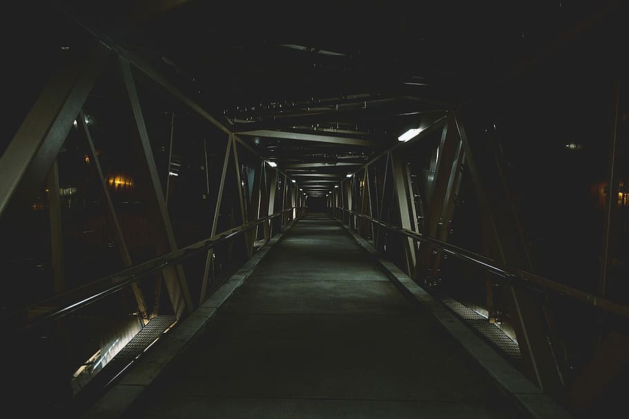 šedý betonový most, fotografování, most, v noci, struktura, temný, noc, architektura, cesta vpřed, směr, stavba, perspektiva, svítí, uvnitř, nikdo, osvětlovací zařízení, prázdný, spojení, zábradlí, kov, přeprava, bod zmizení, světlo, pěšina, lávka, světlo na konci tunelu, strop, ocel, svítidla, slitina, 5K