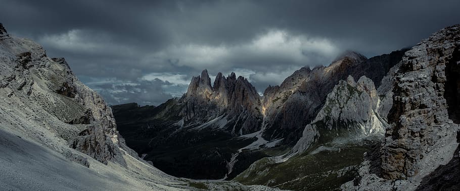 beix, muntanya, ennuvolat, cel, muntanya de bloc de fallades, cobert, neu, núvol, Serra, cresta, vall, gris, rock, alp, dolomita, fosc, cresta de muntanya, núvol - cel, medi ambient, paisatge, escenics - natura, tempesta, bellesa a la natura, naturalesa, terra, núvol de tempesta, escena no urbana, cel dramàtic, destinacions de viatge, cap gent, a l'aire lliure, cim de muntanya, 5K