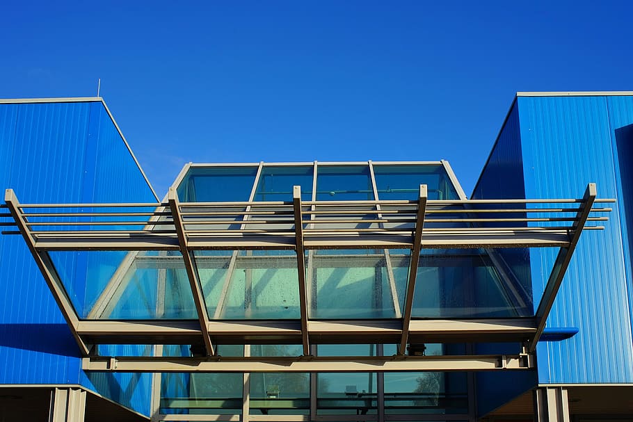 Foto, glasbygning, dagtimerne, bygning, arkitektur, facade, moderne, glas, stormagasin, spejling, blålig, abstrakt, skyer, Himmelblå, himmel, vindue, moderne arkitektur, by, glas vindue, hus facade, konstruktion, himlen udsigt, humør, blå, bygget struktur, bygning udvendig, tag, udendørs, dag, byggeri ramme, skyfri himmel, lav vinkel visning, natur, ingen mennesker, kopiere plads, sollys, glas - materiale, miljøbeskyttelse, brændstof og elproduktion, træ - materiale, turkisfarvet, 5K