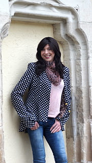 bellissimo, posa, natura, modello, giovani donne, gioia della vita, brunetta, trucco, labbra, luce, salutare, umano, tacchi alti, stivaletti, rosa, jeans, abbigliamento casual, persone reali, sorridente, ritratto, guardando la fotocamera, vista frontale, felicità, tre quarti, una persona, in piedi, giovane adulto, stili di vita, emozione, attività di svago, architettura, adulto, bella donna, acconciatura, all'aperto, 4K, CC0, dominio pubblico, privo di copyright