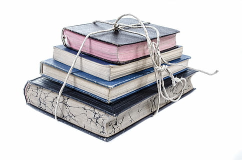quattro libri assortiti, libri, libro, vecchio, mucchio, pila, scaffale, collezione, bianca, Aperto, classici, gruppo, testo, Università, antico, letteratura, isolato, pagina, saggezza, sporco, documento, riga, rosso, Marrone, studia, giallo, storia, nero, letterario, apprendimento, oggetto, ricerca, sfondo bianco, girato in studio, nessuno, attività commerciale, avvicinamento, ritagliare, pubblicazione, in casa, copia spazio, gruppo di oggetti, tecnologia, comunicazione, colore nero, natura morta, connessione, forma, 1080P, CC0, dominio pubblico, privo di copyright