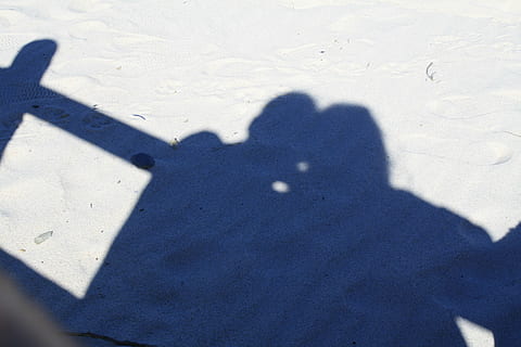 Liebhaber, Schatten, Sand, Strand, Silhouette, zusammen, Sonnenlicht, Natur, High Angle View, Fokus auf Schatten, echte Menschen, Tag, Land, Freizeitbeschäftigung, Lebensstile, eine Person, nicht erkennbare Person, Stehen, draußen, Feld, menschliches Körperteil, menschliches Glied, 4K, CC0, gemeinfrei, lizenzfrei