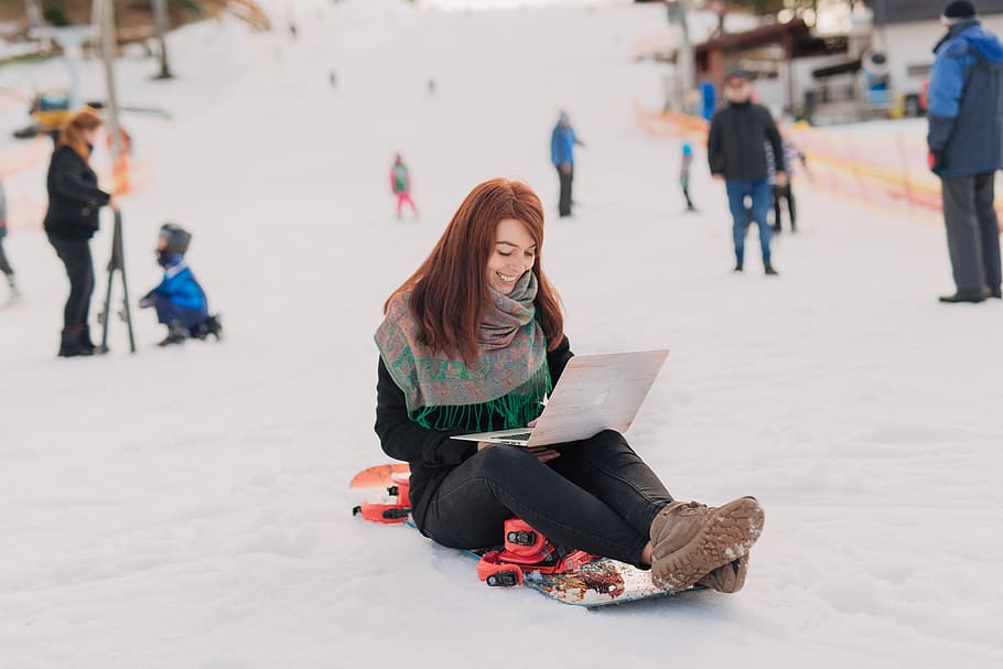 kvinne, sitter, snowboard, ved hjelp av, macbook, pro, snow, laptop, datamaskin, snø, kald, vinter, kaldtemperatur, fritidsaktivitet, tilfeldige mennesker, full lengde, ekte folk, varme klær, livsstil, fokusere på forgrunnen, dag, kvinner, natur, klær, mennesker, voksen, forfra, 5K