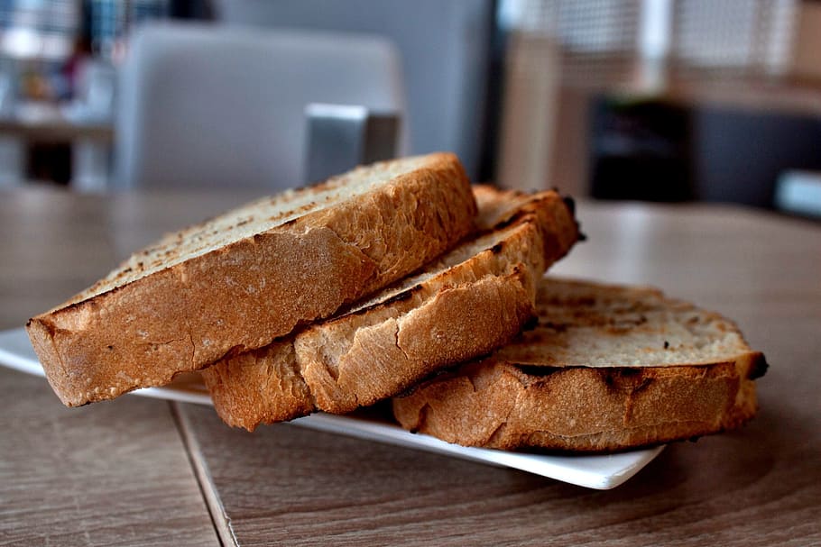 pa, pa rostit, menjar, menjar i beguda, a l'interior, frescor, taula, centrar-se en primer pla, primer pla, al forn, cap gent, benestar, berenar, esmorzar, tall, llest per menjar, alimentació saludable, habitació domèstica, menjar dolç, enfocament selectiu, 1080P