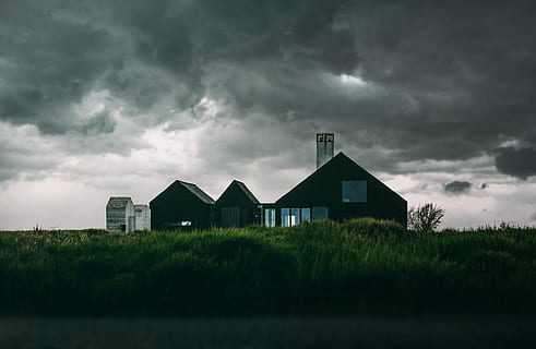Casa, sotto, nubi cumuliformi, casa durante il giorno, struttura, costruzione, buio, tempesta, tempo metereologico, nuvola - cielo, cielo, nessuno, natura, scena rurale, Cloudscape, architettura ed edifici, cielo drammatico, all'aperto, nuvola temporalesca, struttura costruita, architettura, esterno dell'edificio, pianta, terra, erba, quartiere residenziale, bellezza nella natura, campo, crepuscolo, ambiente, 5K, CC0, dominio pubblico, privo di copyright