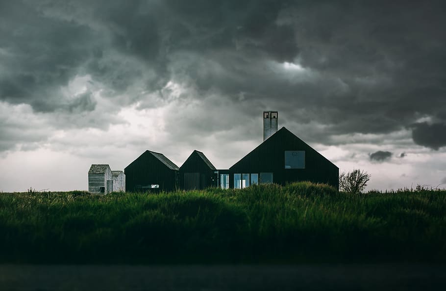 Casa, sotto, nubi cumuliformi, casa durante il giorno, struttura, costruzione, buio, tempesta, tempo metereologico, nuvola - cielo, cielo, nessuno, natura, scena rurale, Cloudscape, architettura ed edifici, cielo drammatico, all'aperto, nuvola temporalesca, struttura costruita, architettura, esterno dell'edificio, pianta, terra, erba, quartiere residenziale, bellezza nella natura, campo, crepuscolo, ambiente, 5K