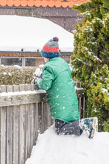 snö, vinter-, vintrig, kall, backcountry skidåkning, snö magi, barn, fotspår, spela, roligt, lusta, handskar, jacka, skor, kall temperatur, en person, bakåtsikt, utomhus, riktiga människor, varma kläder, Kläder, fritidsaktivitet, dag, livsstilar, natur, stående, hatt, grön färg, vatten, växt, män, huva - kläder, 2K, CC0, offentligt domän, royaltyfria