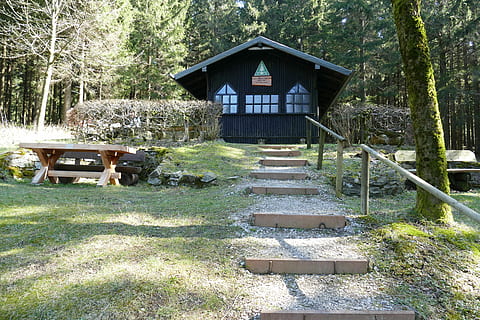 Rasthaus, idyllisch, Wald, Frühling, romantisch, Wandern, Entspannung, Leise, gebaute Struktur, Haus, Baum, die Architektur, keine Leute, Tag, Pflanze, Natur, Gebäudehülle, Wachstum, Holz - Material, Land, Ruhe, ruhige Szene, der Weg nach vorn, Gebäude, draußen, Richtung, Treppe, 5K, CC0, gemeinfrei, lizenzfrei