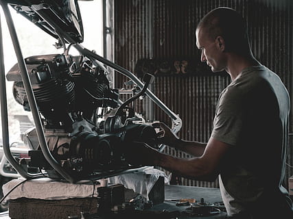 Mann hält Motoren, Person, halten, Motorradmotor, echte Menschen, drinnen, eine Person, Besetzung, Maschinen, Arbeiten, junger Erwachsener, Industrie, Mitte Erwachsener, Werkstatt, Erwachsene, Seitenansicht, Fertigkeit, Männer, Taille hoch, Stehen, junge Männer, Tag, Auto-Werkstatt, Mechaniker, 5K, CC0, gemeinfrei, lizenzfrei