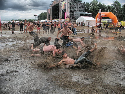 mosh pit, lama, chuva, poça, sujo, divertido enlameado, pessoas jogando, Festival de Música, exterior, escorregadio, pessoas, grupo de pessoas, pessoas reais, grande grupo de pessoas, multidão, agua, natureza, homens, estilos de vida, dia, salpicos, gozo, sujeira, arquitetura, atividade de lazer, nuvem - céu, ao ar livre, movimento, estrutura construída, 1080P, CC0, domínio público, royalty free