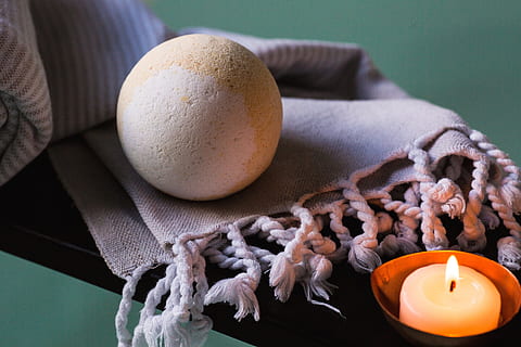 bathbomb, superiore, viola, tessile, candela, bagno, bombe, terme, bellezza, rilassare, idratare, coccolare, rilassarsi, stoffa, uovo, nessuno, cibo, avvicinamento, cibo e bevande, in casa, natura, benessere, tavolo, natura morta, pianta, fiore, uno stile di vita sano, ardente, fuoco, mangiare sano, aromaterapia, 4K, CC0, dominio pubblico, privo di copyright