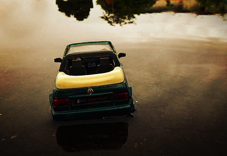 in fase di stallo, pozzanghera, camminare, riflessione, mezzi di trasporto, modo di trasporto, auto, strada, veicolo terrestre, veicolo a motore, nessuno, giorno, viaggio, città, natura, bagnato, giocattolo, all'aperto, assenza, acqua, 2K, CC0, dominio pubblico, privo di copyright