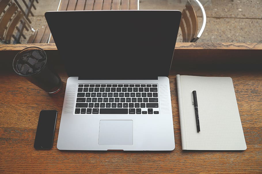 MacBook Pro, MacBook, pro, portàtil, ordinador, tecnologia, Bloc de notes, bolígraf, iphone, mòbil, beure, negocis, tecnologia sense fils, escriptori, taula, material de fusta, teclat d’ordinador, a l'interior, cap gent, comunicació, connexió, dispositiu d’informació portàtil, natura morta, vista d’angle alt, equips informàtics, paper, mobles, teclat, 5K