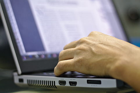 personne utilisant un ordinateur portable, ordinateur, La technologie, la programmation, informatique, main humaine, partie du corps humain, main, équipement informatique, affaires, lien, la communication, à l'intérieur, une personne, travail, fermer, clavier, homme d'affaires, en utilisant l'ordinateur, Bureau, affaire d'entreprise, Occupation, Technologie sans fil, moniteur d'ordinateur, doigt, utilisant un ordinateur portable, 4K, CC0, domaine public, libre de droits
