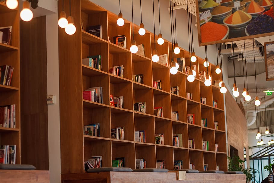 luci di stringa, sospeso, Marrone, di legno, scaffali, luce, lampadina, libro, biblioteca, formazione scolastica, scuola, conoscenza, tavolo, mensola, grande gruppo di oggetti, scaffale, in casa, attrezzatura per l'illuminazione, pubblicazione, nessuno, illuminato, legno - materiale, preparativi, abbondanza, di fila, architettura, interno di casa, ordine, struttura costruita, lampada elettrica, soffitto, 5K